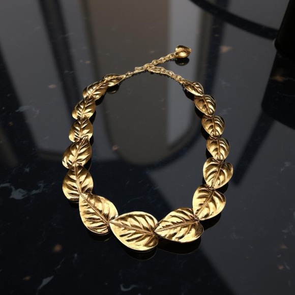 Trifari Jewelry - Vintage Circa 1955-1970 TRIFARI TM Gold Tone Large Leaf Choker Necklace 16-18”